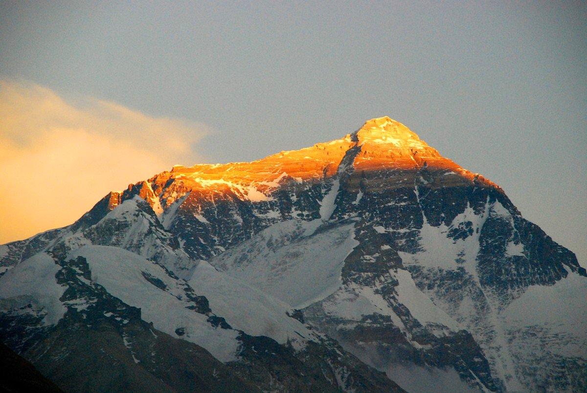 Высота эвереста высочайшая. Эверест Джомолунгма. Величественный Эверест (Джомолунгма). Самая высокая вершина горы Эверест. Гора джамалумба.