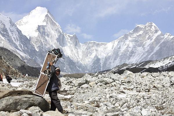 14. 2015 yılında Nepal’de gerçekleşen büyük deprem sonrasında Everest Dağı 2,5 santimetre alçalmıştır.