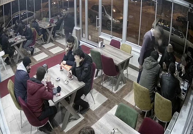 Komiser yardımcısı E.E. yemek yerken, yanına garsonu çağırdı ve iddiaya göre ’Neden bizimle daha çok ilgilenmiyorsunuz?’ diyerek kulağını çekip, tokat attı.