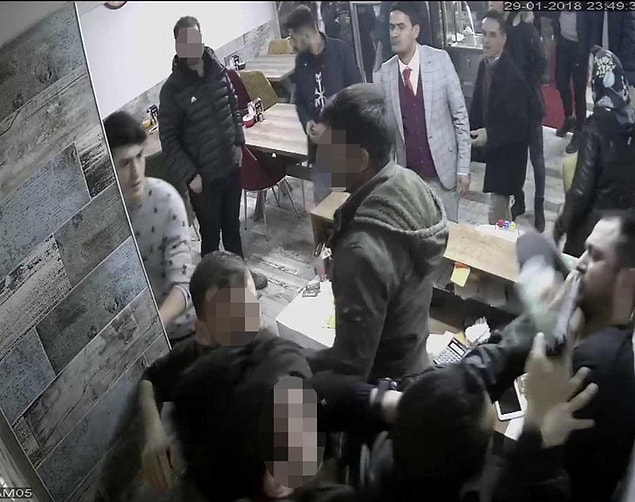 Daha sonra kasaya yönelen polisler dükkan sahibine ve diğer çalışanlara saldırmaya başladı. Polislerden biri silahını çıkararak dükkan sahibinin başına dayadı...