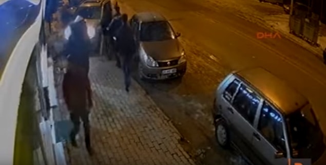 Bu sırada dükkanda bulunan diğer müşteriler de silahların ortaya çıkması üzerine panik halinde dışarı kaçtılar.