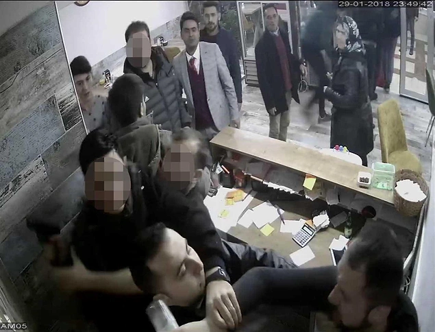 Olayın ardından ifadeleri alınan polisler serbest bırakıldılar.