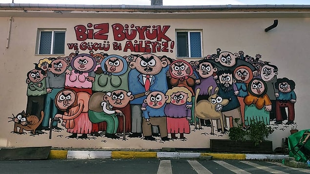 11. Ve bilen bilir; dizi, Serkan Yılmaz'ın, Türkiye'nin en çok satan karikatür ve mizah dergisi olan Penguen için çizdiği karikatür serisinden uyarlandı.