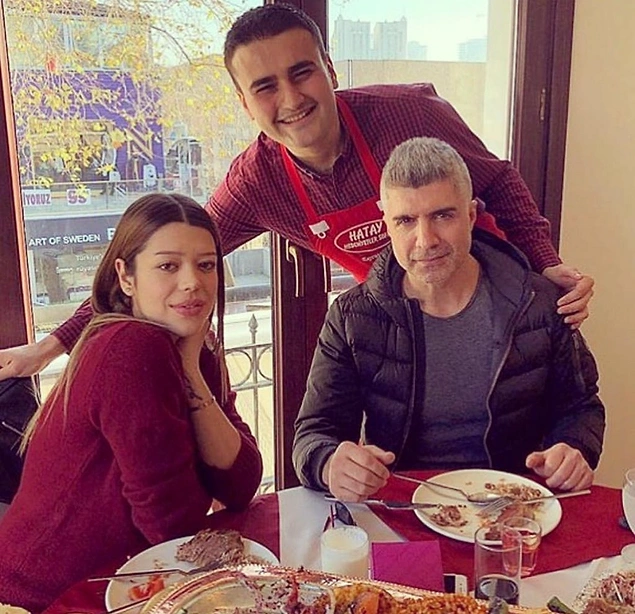 Ayh içimiz karardı! Hadi biraz güzel şeylerden bahsedelim... Özcan Deniz, sevgilisi Feyza Aktan'ı el üstünde tutmaya devam ediyor.