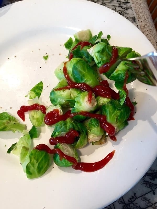 5. Брюссельскую капусту и так нельзя назвать самой вкусной штукой на Земле, хотя если приправить ее кетчупом... 🤔