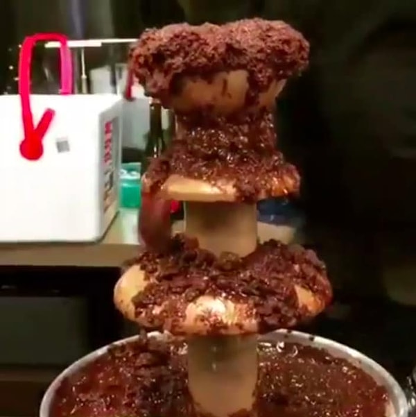 6. Кто не любит шоколадные фонтаны на вечеринках? 😍 Но в этом случае, кажется, что-то пошло не так...