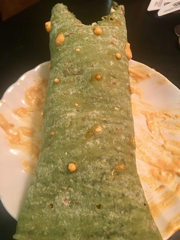 7. Все мы любим время от времени утолить голод аппетитным роллом, но, во имя Гордона Рамзи: ИЗ ЧЕГО ЭТО ПРИГОТОВИЛИ?!