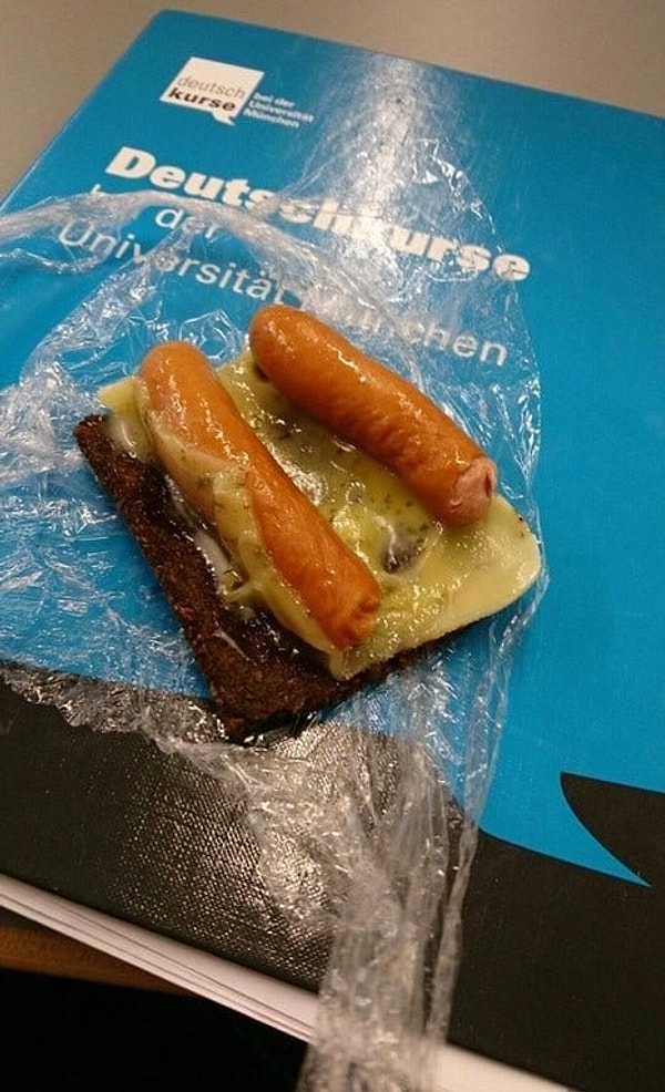 8. Хлеб 🥖 колбаски🌭 сыр 🧀 Справедливо предположить, что из этих ингредиентов получится что-то аппетитное, но вы только гляньте на ЭТО 😵