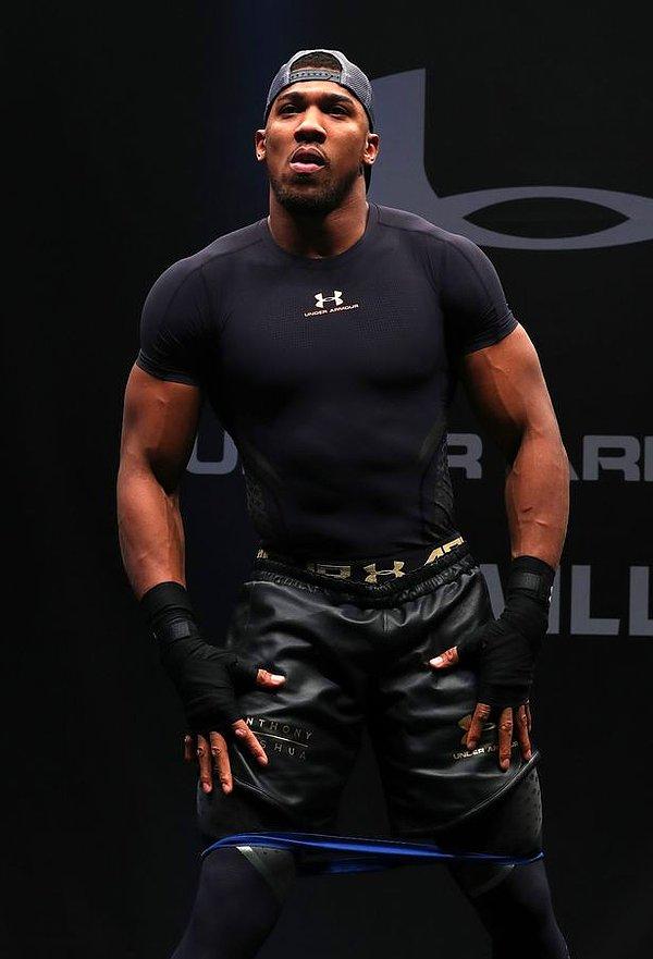 2012 yılında Londra oyunlarında olimpiyat şampiyonu olan Joshua, 2013 yılında profesyonel boksa geçti.