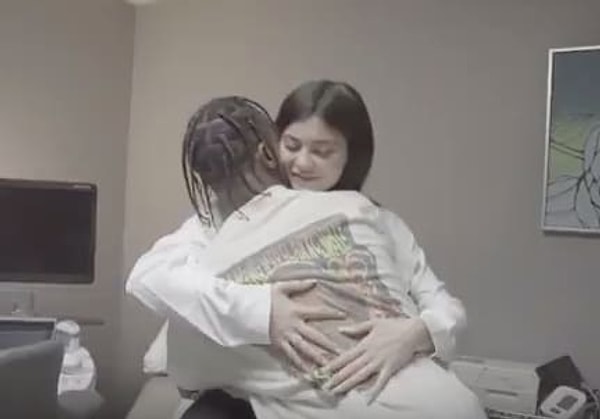 3. А вот кадр из видео с обнимашками Кайли и Трэвиса Скотта