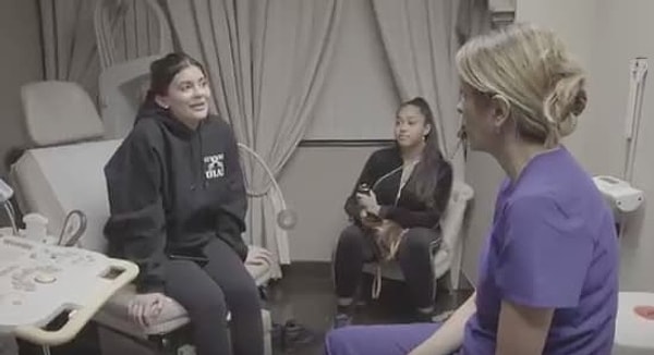 6. Кадр из того момента, где Кайли рассказывает доктору, что не может устоять перед бургерами