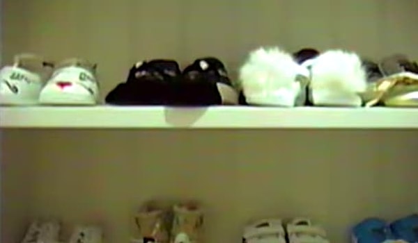 10. У малышки уже есть внушительная коллекция обуви...