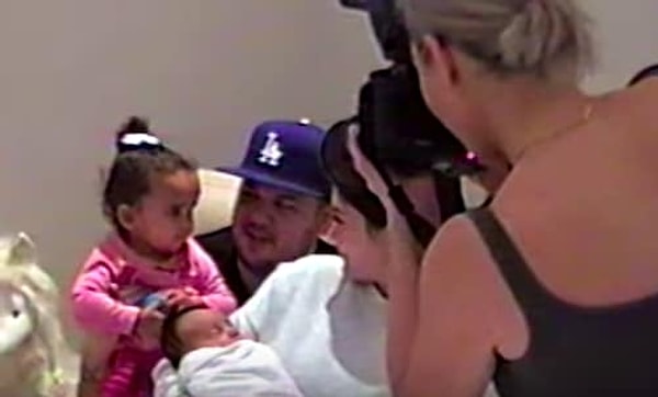 12. В видео также можно найти трогательный момент первой встречи Кайли с Чикаго, новорожденной дочерью Ким