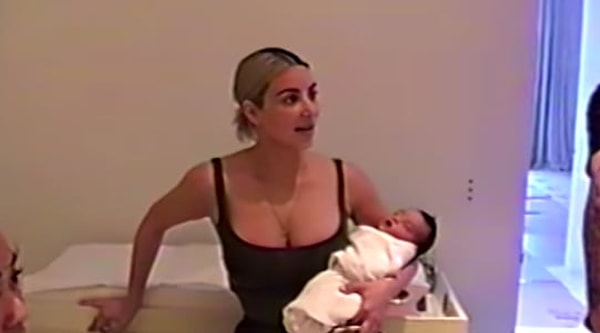 14. И снова она на руках Ким Кардашян 👶