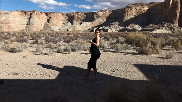 20-летняя модель также выложила трогательное 11-минутное видео, рассказывающее о ее беременности и родах. Ролик называется "Нашей дочке"