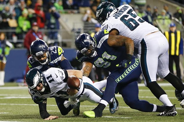 Bu yıl 52'ncisi düzenlenen mücadelede, ABD Ulusal Futbol Ligi'nde (NFL) normal sezonu 13 galibiyet, 3 yenilgiyle kendi konferanslarında zirvede tamamlayan Philadelphia Eagles ve New England Patriots karşı karşıya geldi.