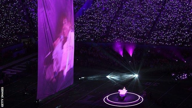 konser sırasında Nisan 2016'da hayatını kaybeden ABD'li pop yıldızı Prince'in sahneye yansıtılan fotoğrafı ve silüeti Prince ile özdeşleşen mor ışıklarla aydınlatıldı.