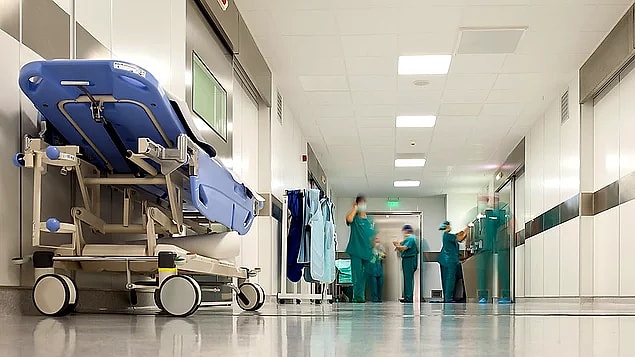 F.B.'nin gittiği rehabilitasyon merkezinde çalışan A.C., mağdurun sürekli uzun kollu giydiğini, sağ kolunun omzuna kadar darp izi dolu olduğunu, sağ elinin üstünde çizikler olduğunu, bir kez boynunda morluk ve tırnak izi gördüğünü söyledi.
