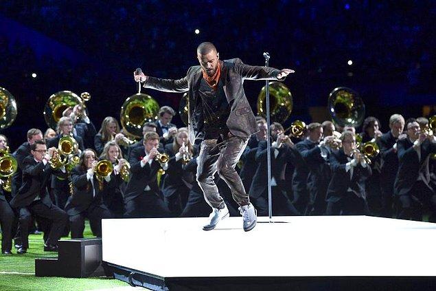 Devre arası şovunda ABD'li ünlü şarkıcı Justin Timberlake sahne alırken,