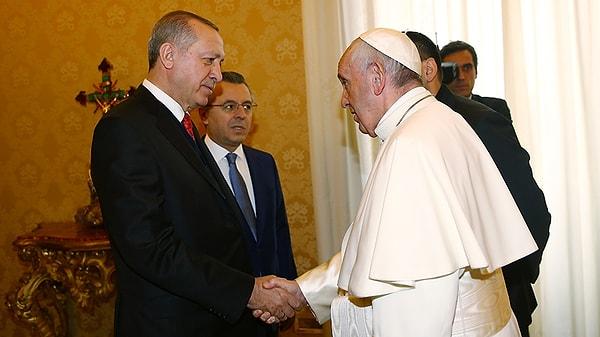 Papa, Apostol Sarayı'nda, konuklarını ağırladığı Kütüphane Salonu'ndaki görüşme öncesinde Cumhurbaşkanı Erdoğan'ı kapıda karşıladı.