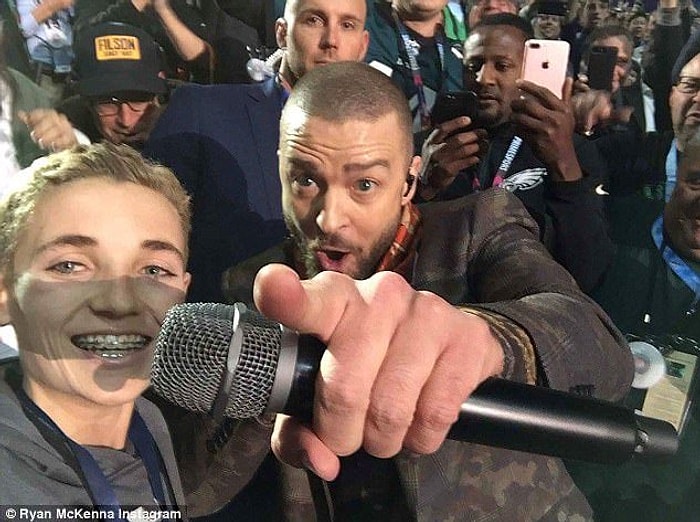 Super Bowl Performansı Sırasında Justin Timberlake'i Kırmayıp Selfie Çeken Çocuk