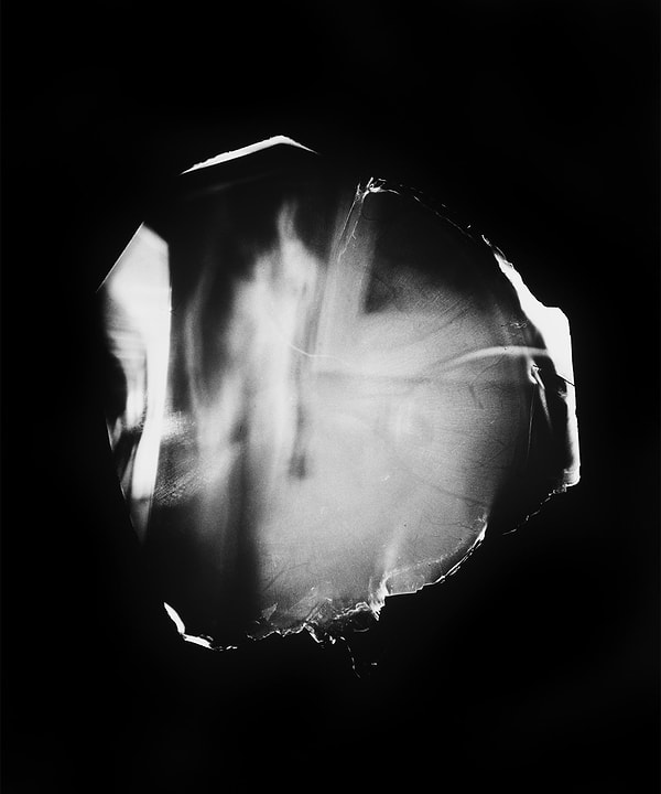 Кроме того, известно, что Лесснау вдохновили на проект работы другой художницы, которая для съемок пользовалась собственным ртом.