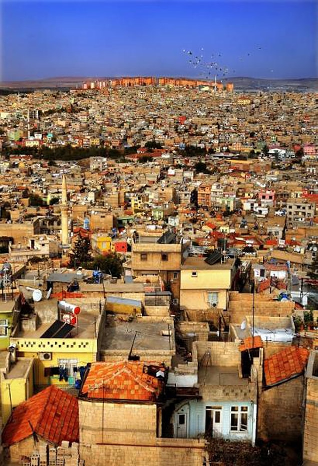 10. Tüm heybetiyle (!) tepede süzülen toplu konutlar.
