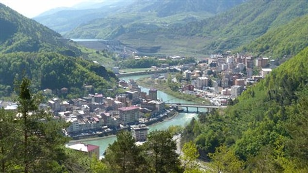 9. Çoruh Nehri’nin kıyısında doğa ile uyumlu ahşap evleriyle cennetten çıkma bir ilçe: Borçka