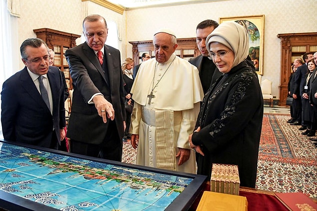 Bir saat süren görüşmenin ardından Cumhurbaşkanı Erdoğan, Papa Francesco'ya eski İstanbul'u 24 parçada tasvir eden minyatür İznik çinisi ile Mesnevi'nin İtalyanca ve İngilizce baskılarını hediye etti.