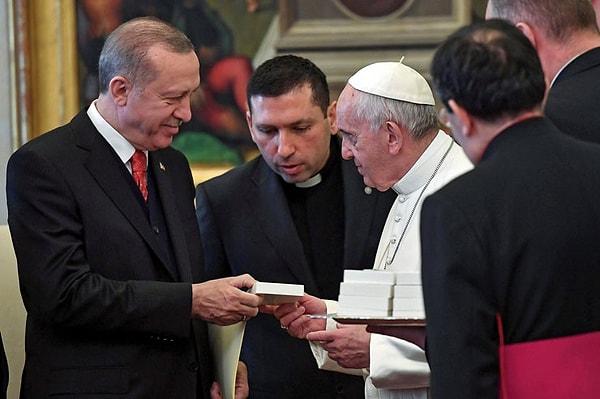 Papa ise Erdoğan’a barış melekli bir madalyon hediye etti.