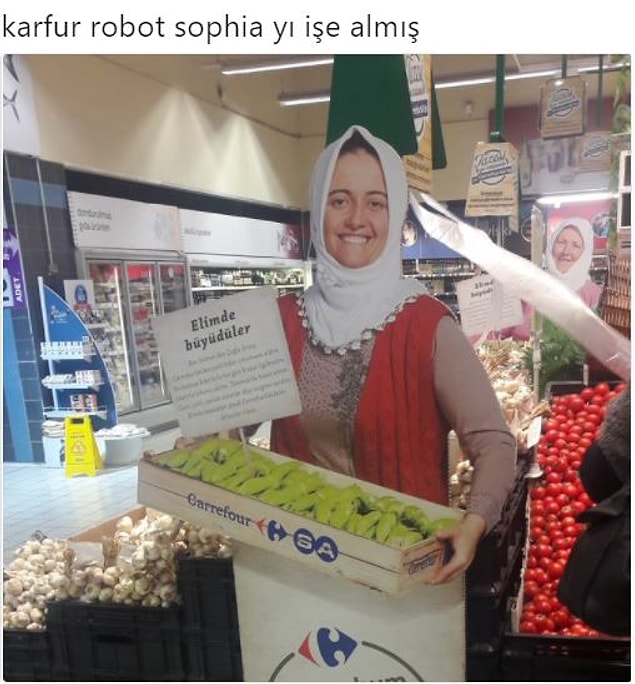 Robot Sophia'nın gülüşü bu fotoğraftan alınmış gibi...