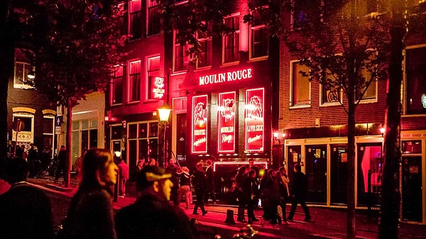 Diğer yandan Amsterdam Belediyesi, genelevler semtindeki turlara katılanlardan 'eğlence vergisi' adı altında ek bir ücret almanın mümkün olup olmadığını da araştırıyor.