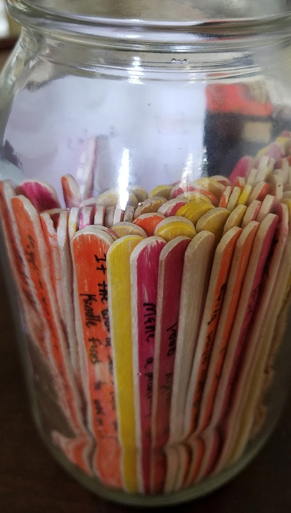 На каждой палочке парень написал известные слова и фразы. Идея такова: девушка вытаскивает одну палочку из банки, когда хочет, читает послание и проводит день в хорошем настроении.