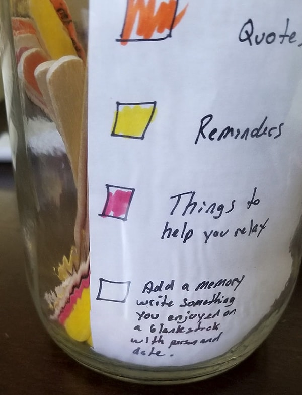 Например, оранжевый цвет - это вдохновляющие слова известных поэтов, желтый - напоминания, а розовые - слова, которые помогут расслабиться.