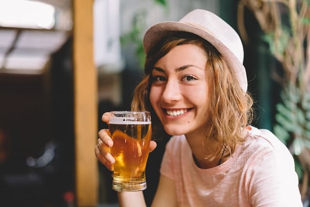 6. Yiyecek sipariş verirken içinde gluten olmasın, şu olmasın bu olmasın dedikten sonra bira içmek