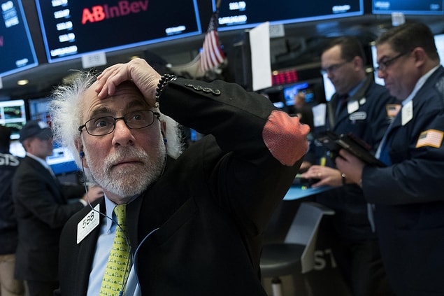 Dow Jones Sanayi Endeksi 1.175,00 puan (yüzde 4,60) azalarak 24.345,96 puana geriledi ve puan bazında tarihteki en sert günlük düşüşünü kaydetti.