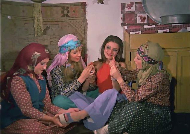 13. Ali Rıza'nın baldızıyla (Mine Mutlu), Saffet'in karısı Emine'nin (Meral Zeren) filmdeki sesleri aynı çünkü aynı kişi seslendirmiş.