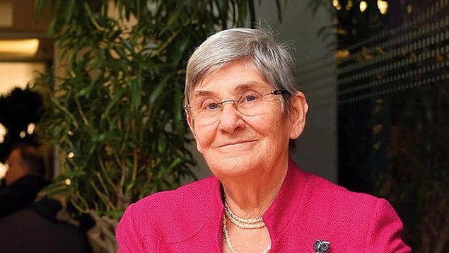 1943 yılında Elazığ’da doğan Prof. Dr. Canan Karatay, İstanbul Üniversitesi Tıp Fakültesi’nden mezun olduktan sonra iç hastalıkları uzmanlığı eğitimini aldı ve kardiyoloji alanında çalışmak üzere İngiltere’ye gitti ve Türkiye’de bu alanda ilklere imza attı.