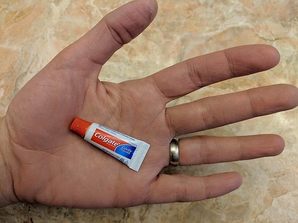 1. Как вам такой пробник зубной пасты от отеля? А всё потому что экономия - наше всё ☝️