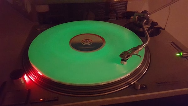 4. На эту пластинку, которая светится в темноте, так приятно смотреть!