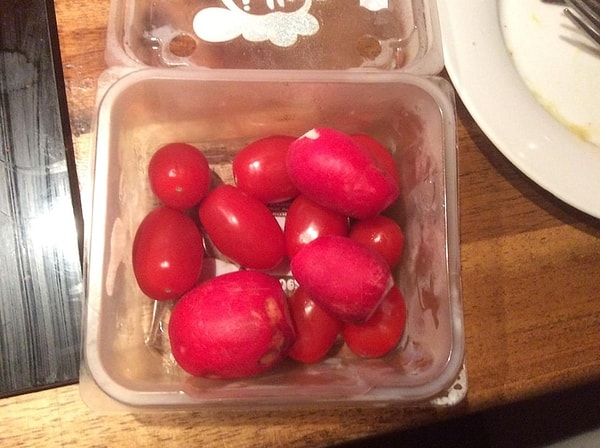 11. Помидорчики черри так успешно маскируются под редиску 👍 Или она под них...