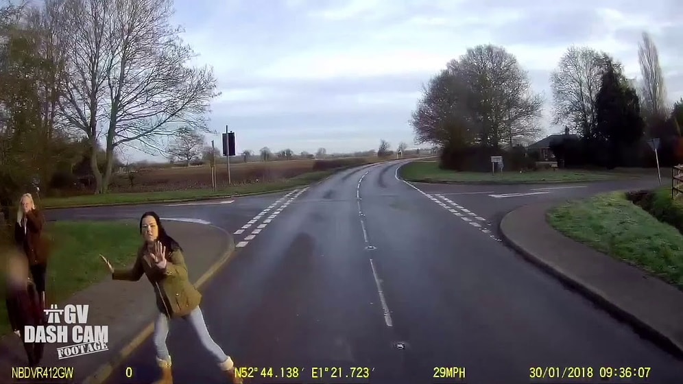 7.5 Tonluk Kamyonun Önüne Fırlayan Çocukları İçin Bir Hışımla Kendini Yola Atan Kadın