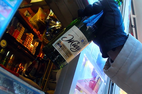 1. ...употреблять алкогольные напитки на улице