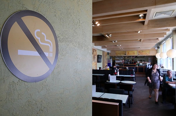 2. ...курить в отеле или ресторане