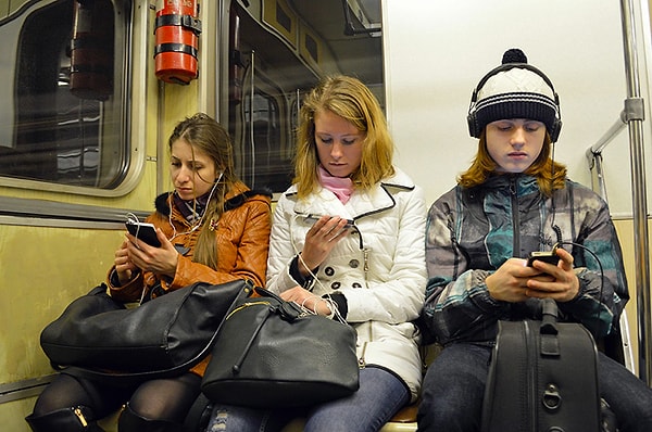 7. ...сидеть в общественном транспорте, в то время как пожилые люди стоят