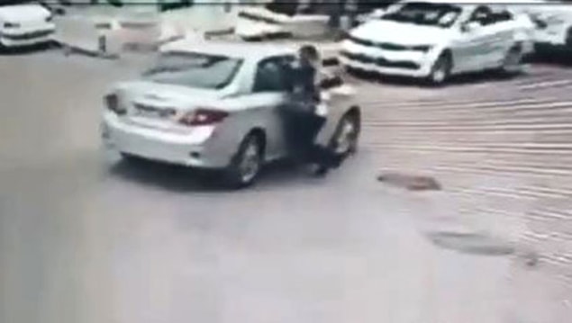 Kendisini takip eden şüpheliye tepki gösteren B.K. aracın yanına giderek Z.Ö. ile tartıştı ve ardından elindeki taşla aracın camına vurdu.