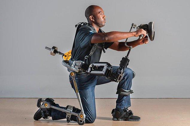 Exoskeleton, kas gücüyle yaptığımız işlerde kaldırılabilecek ağırlıkların yükünü üstüne alıyor.