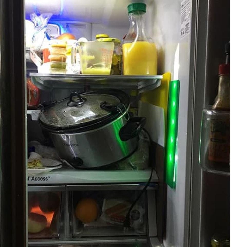 Можно ли ставить суп в холодильник. Кастрюля в холодильнике. Мультиварку в холодильник. Кастрюля с борщом в холодильнике. Холодильники с едой и кастрюлями.