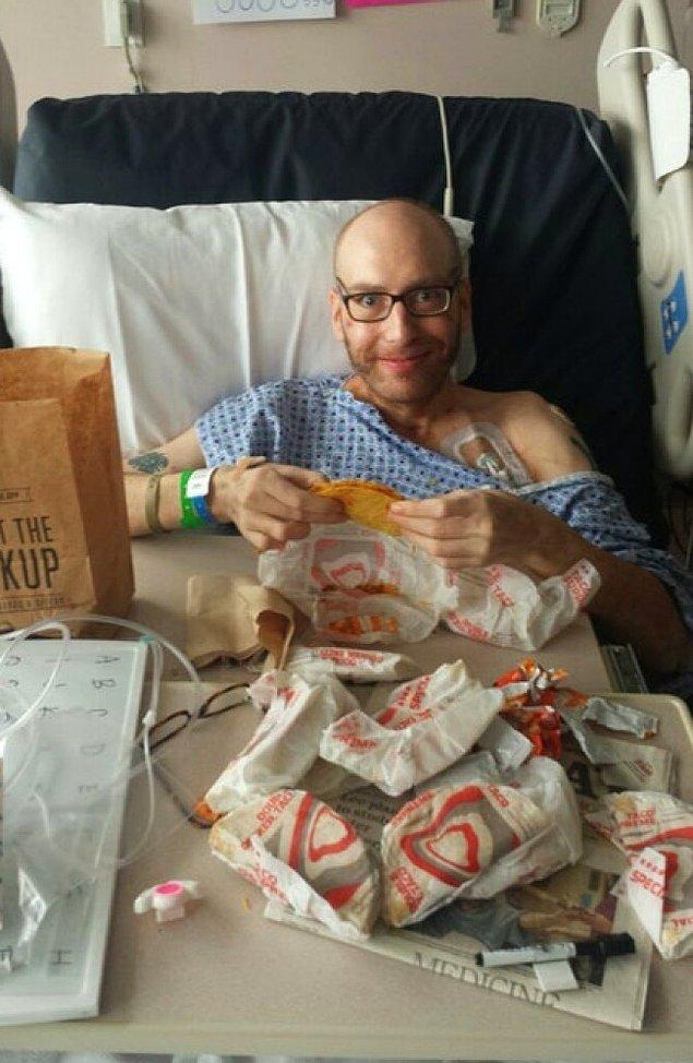 23. 42 günlük komanın ardından istediği Taco Bell oldu. Yediğindeki mutluluğu ise görülmeye değer! 🤗