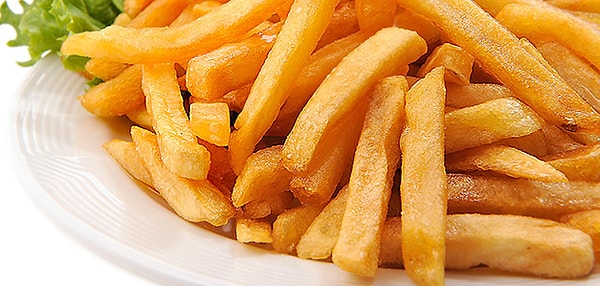 15. Чтобы картошка фри получилась хрустящей снаружи и мягкой внутри, просто замочите ваши ломтики в холодной воде перед приготовлением